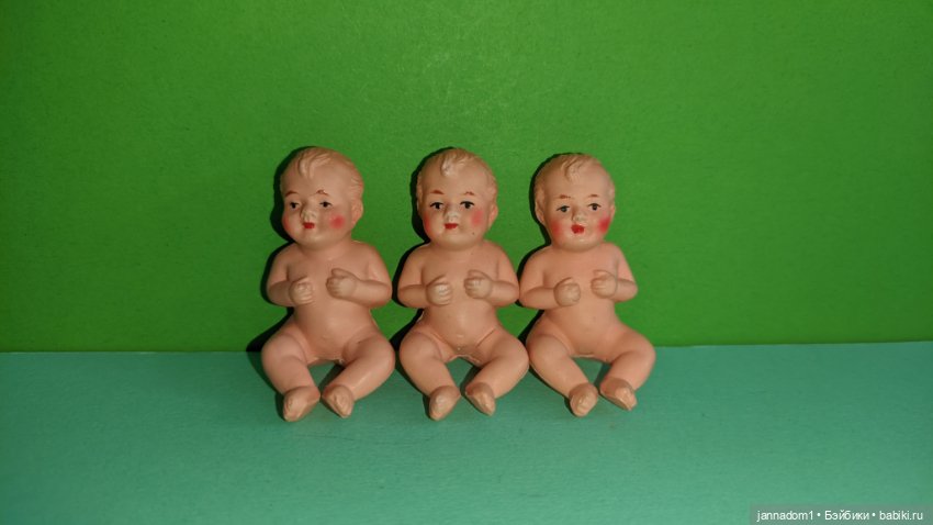 Целлулоидные пупсики Minerva сидячие с рельефными волосами, высота 4,5 см