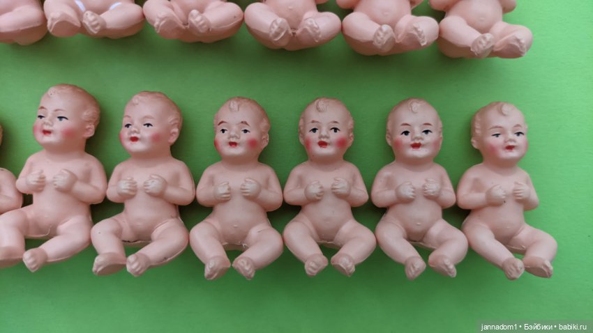 Целлулоидные пупсики Minerva сидячие с рельефными волосами, высота 4,5 см (фото 5)
