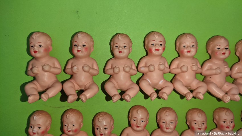 Целлулоидные пупсики Minerva сидячие с рельефными волосами, высота 4,5 см (фото 7)