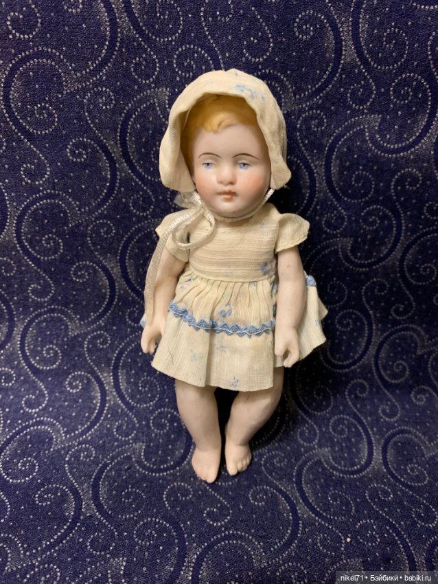 Старинная фарфоровая малышка