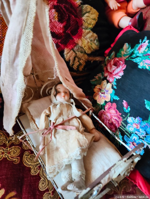 Антикварная куколка в кроватке (фото 3)