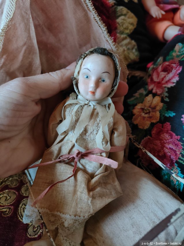 Антикварная куколка в кроватке