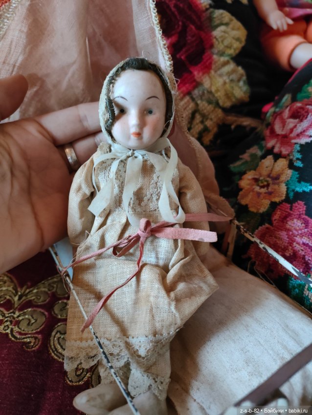 Антикварная куколка в кроватке (фото 2)