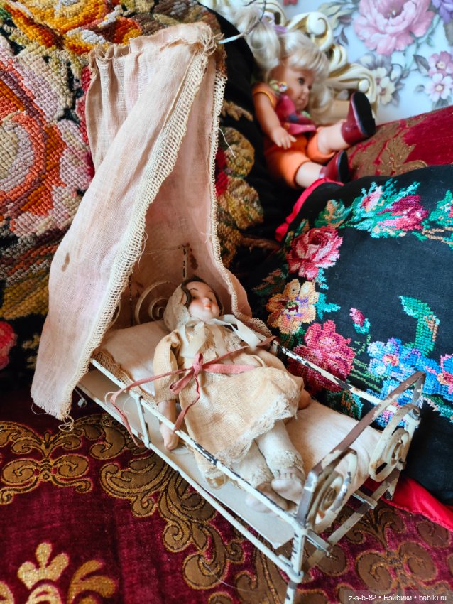 Антикварная куколка в кроватке (фото 5)