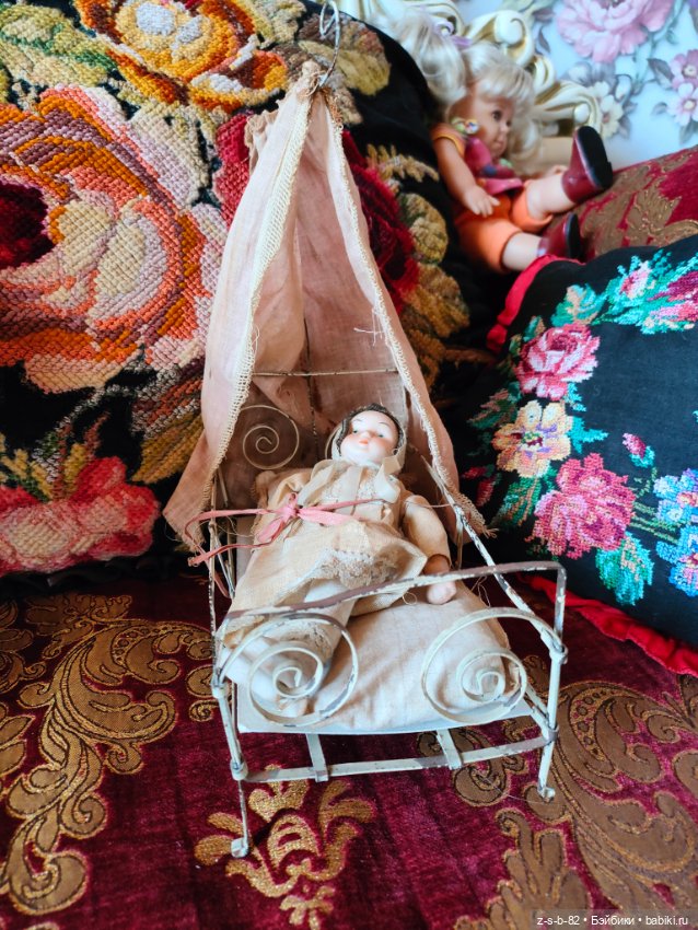 Антикварная куколка в кроватке (фото 7)