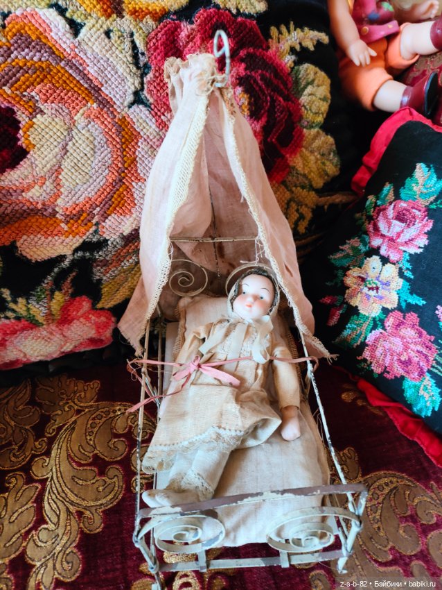 Антикварная куколка в кроватке (фото 6)