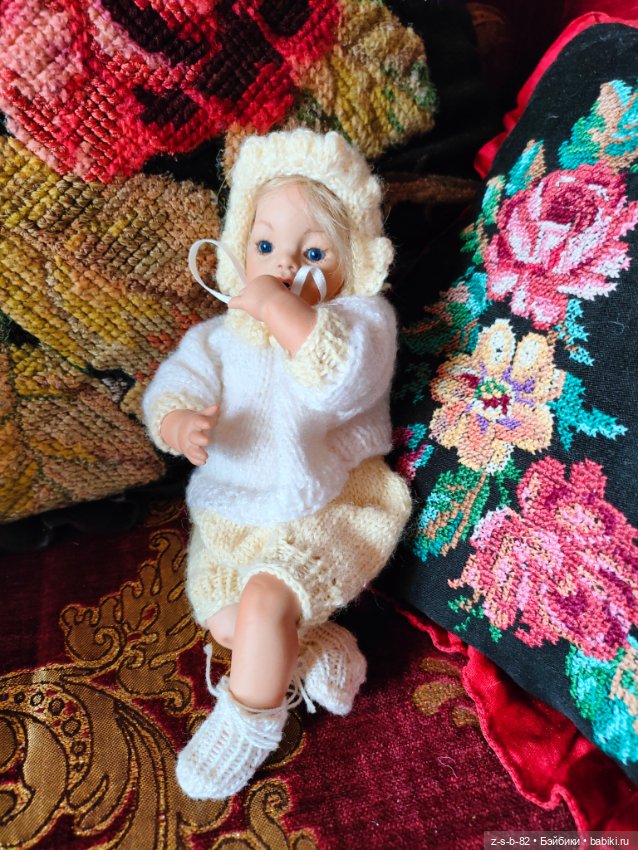 Крошечная фарфоровая куколка