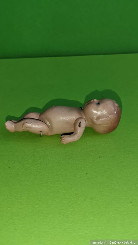 Фарфоровый пупсик с рельефными волосами, высота 6.5 см (фото 4)