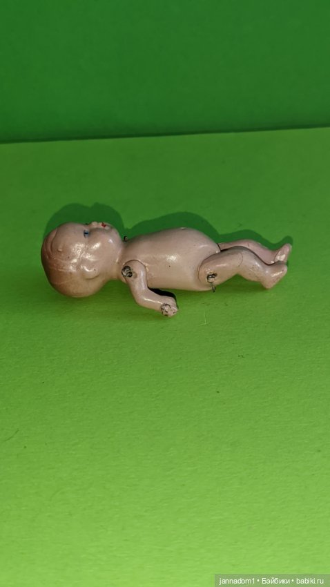 Фарфоровый пупсик с рельефными волосами, высота 6.5 см (фото 5)