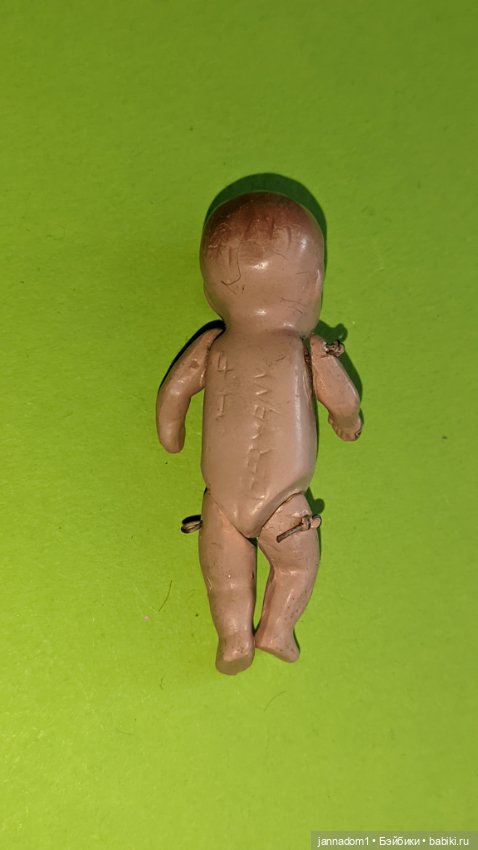 Фарфоровый пупсик с рельефными волосами, высота 6.5 см (фото 3)
