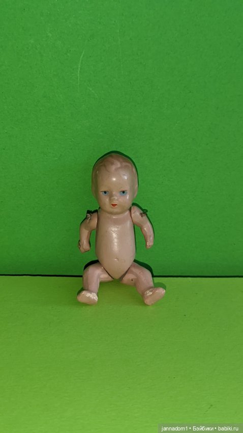 Фарфоровый пупсик с рельефными волосами, высота 6.5 см