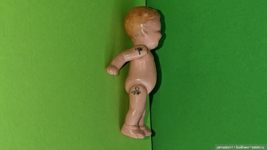 Керамический пупсик Ari с рельефными волосами, высота 7 см (фото 3)