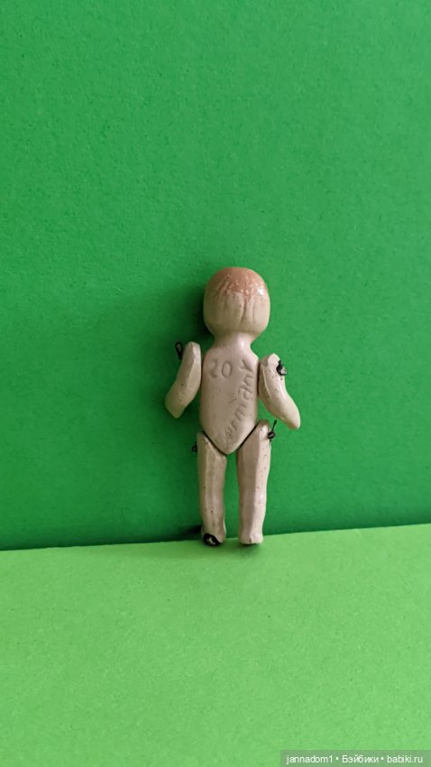 Маленькая керамическая куколка с рельефными волосами, высота 5.5 см (фото 3)