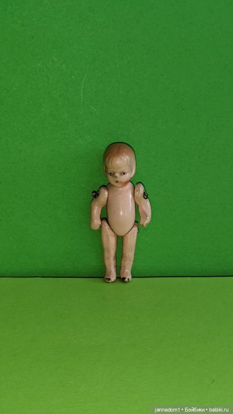 Маленькая керамическая куколка с рельефными волосами, высота 5.5 см