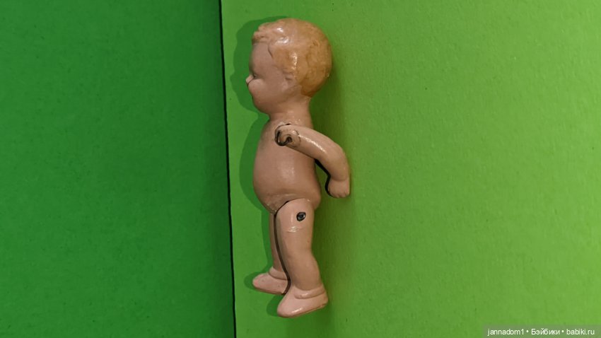 Керамический пупсик Ari с рельефными волосами, высота 7 см (фото 4)