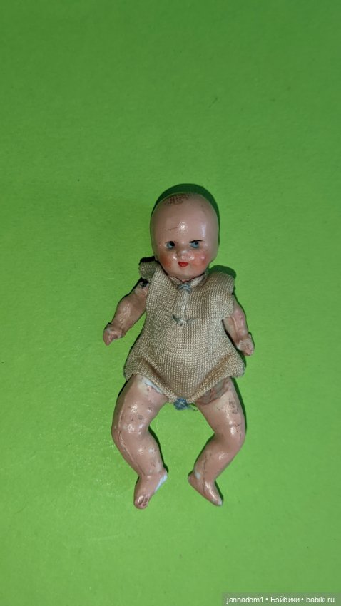 Фарфоровый пупсик в комбинезоне, высота 7 см