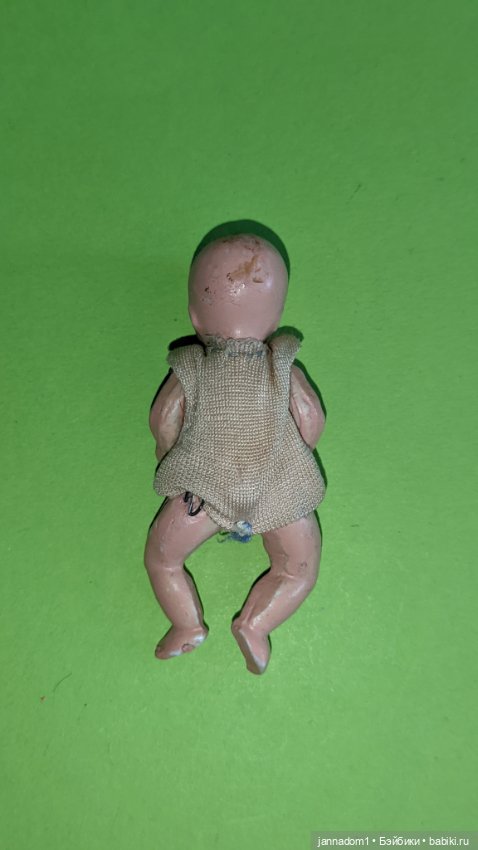 Фарфоровый пупсик в комбинезоне, высота 7 см (фото 2)