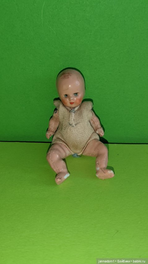 Фарфоровый пупсик в комбинезоне, высота 7 см (фото 3)