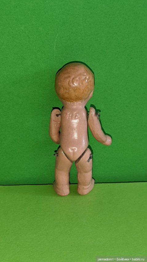 Керамический пупсик Ari с рельефными волосами, высота 7 см (фото 2)