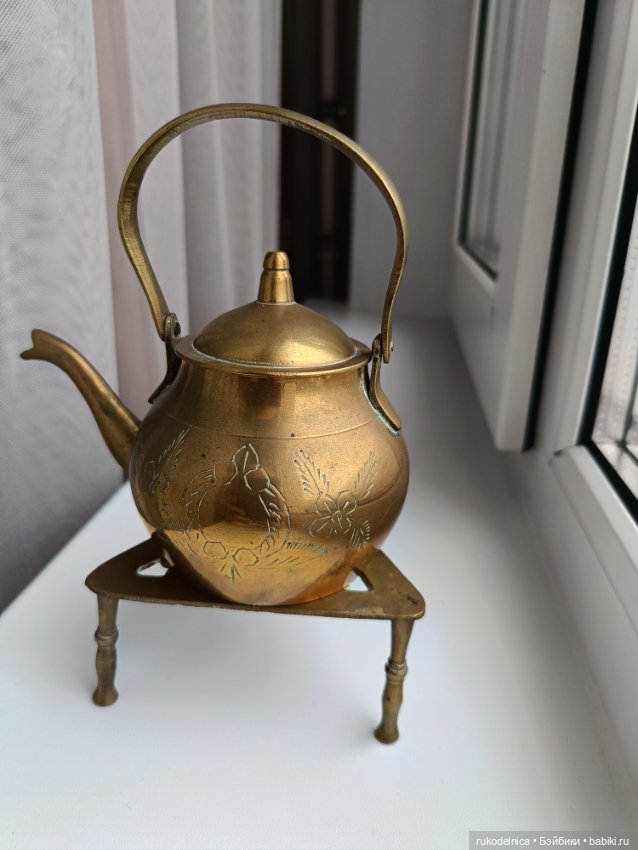 Винтажный латунный чайничек на подставке