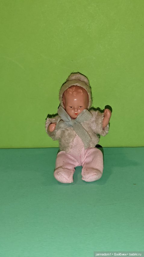 Керамический пупсик Tebu Теоdor Buschbaum в костюмчике, высота 7 см