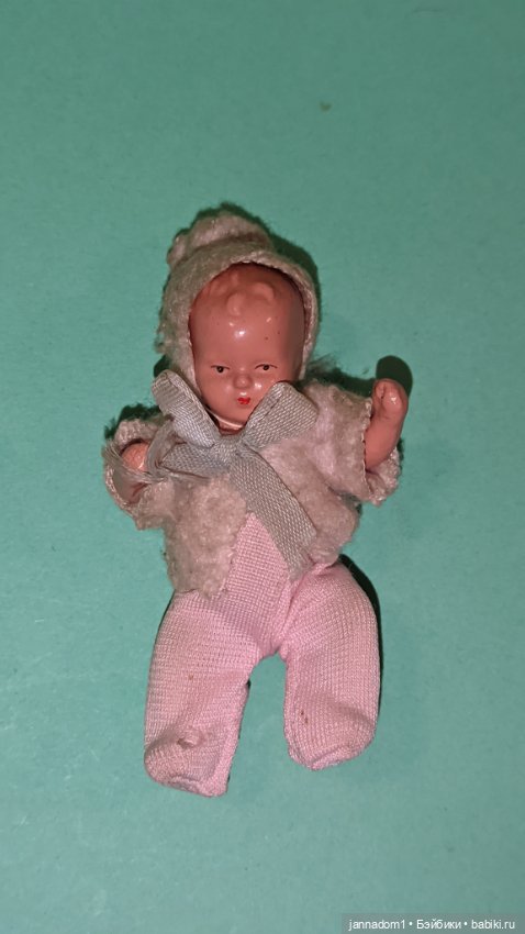 Керамический пупсик Tebu Теоdor Buschbaum в костюмчике, высота 7 см (фото 3)