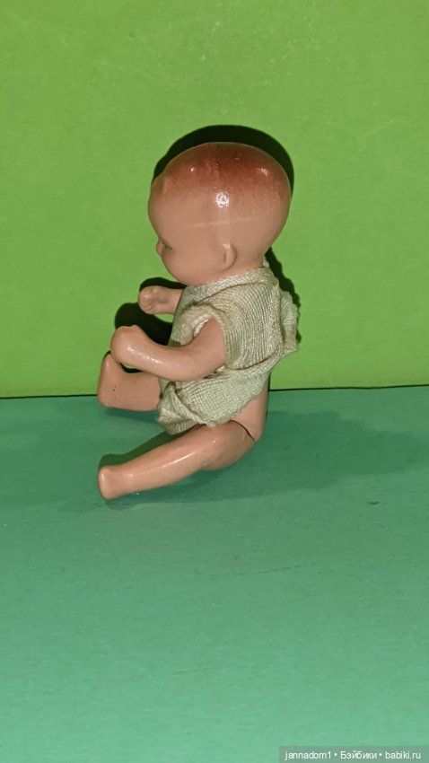 Керамический пупсик Tebu в кофточке, высота 7,5 см (фото 2)