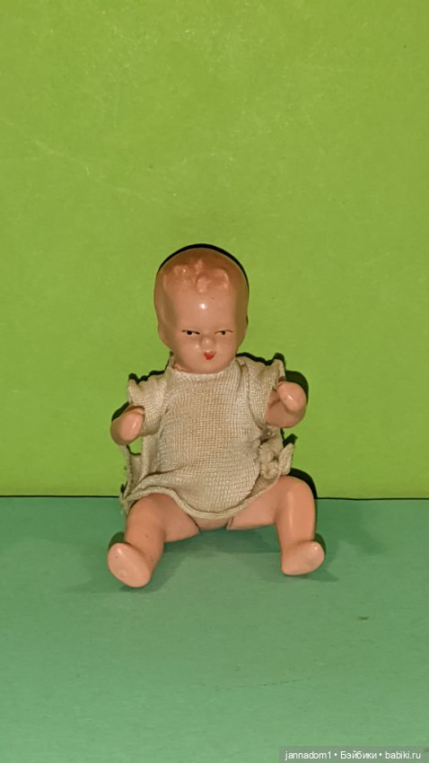 Керамический пупсик Tebu в кофточке, высота 7,5 см