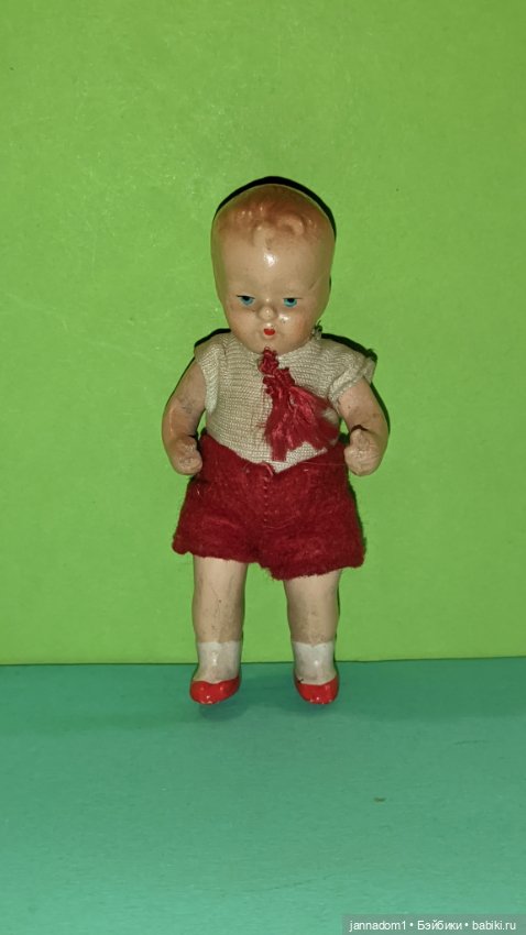 Керамический пупсик Tebu Теоdor Buschbaum в шортиках, высота 9 см (фото 5)