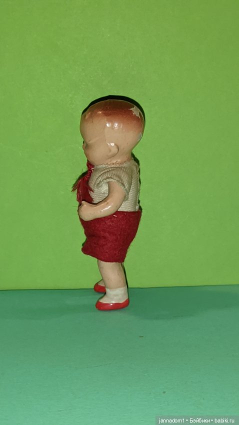 Керамический пупсик Tebu Теоdor Buschbaum в шортиках, высота 9 см (фото 2)