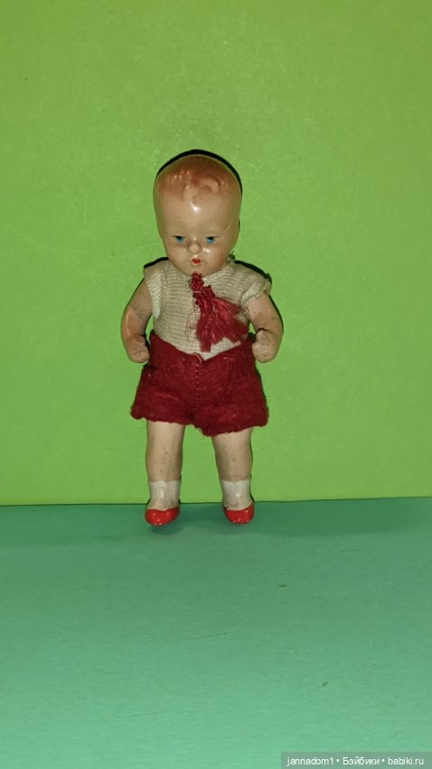 Керамический пупсик Tebu Теоdor Buschbaum в шортиках, высота 9 см