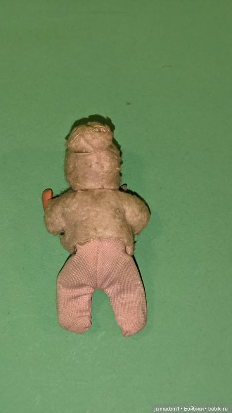 Керамический пупсик Tebu Теоdor Buschbaum в костюмчике, высота 7 см (фото 2)