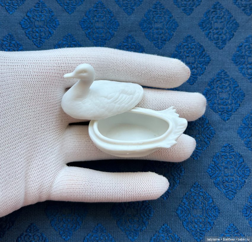 Редкая антикварная шкатулочка - 5 см х 4 см