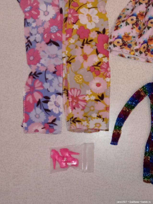 Лот одежды для Барби и других кукол 12 дюймов (платья, туфли) (фото 2)