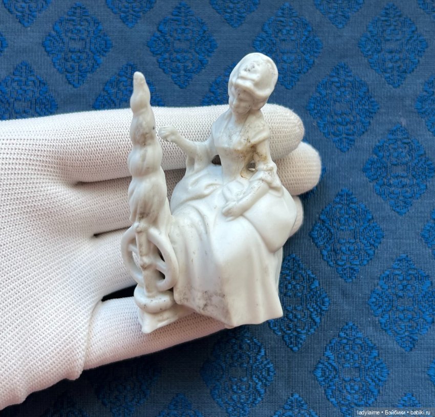 Антикварная фигурка - Дама с прялкой - 7,6 см