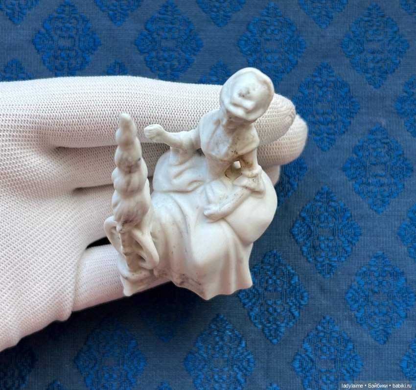 Антикварная фигурка - Дама с прялкой - 7,6 см (фото 2)