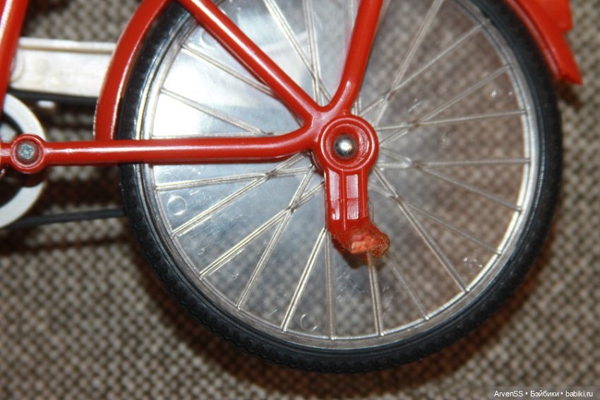 Редкая винтажная велосипедистка от Тому