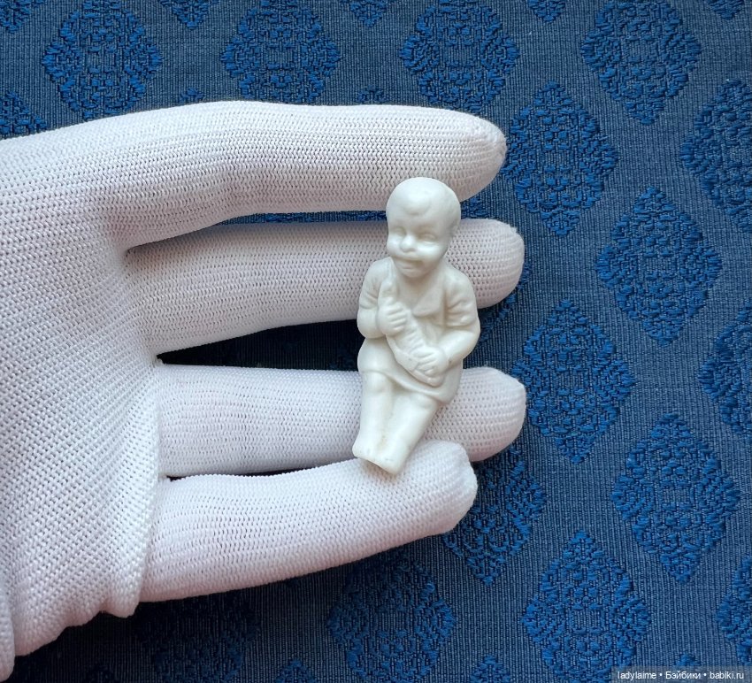 Антикварная фигурка - мальчик с арбузом (1) - 4 см