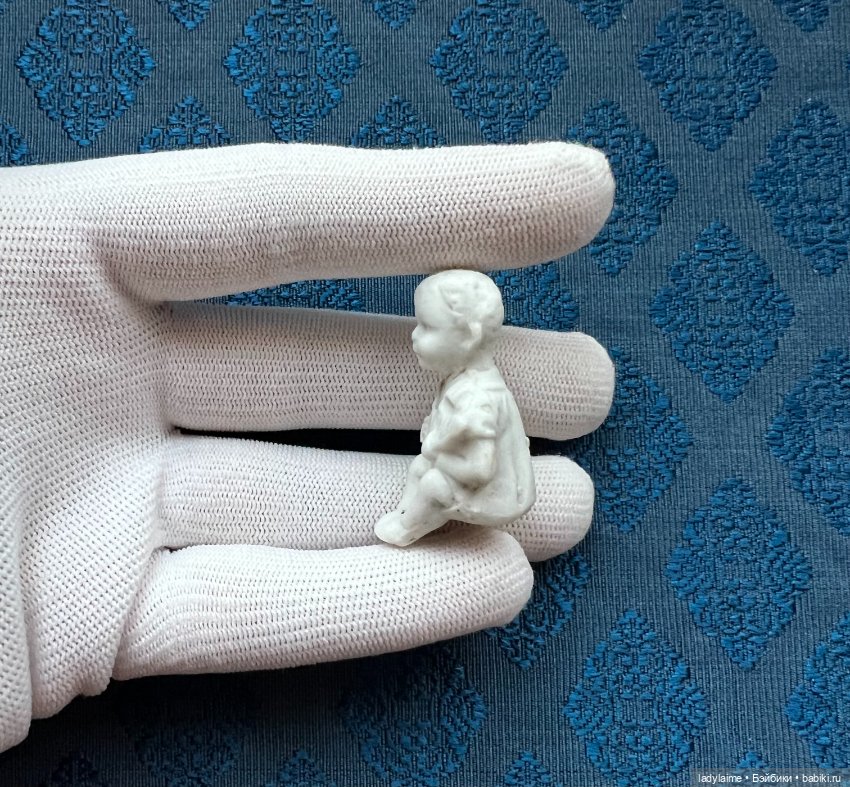 Антикварная фигурка - мальчик с арбузом (2) - 3,9 см (фото 2)