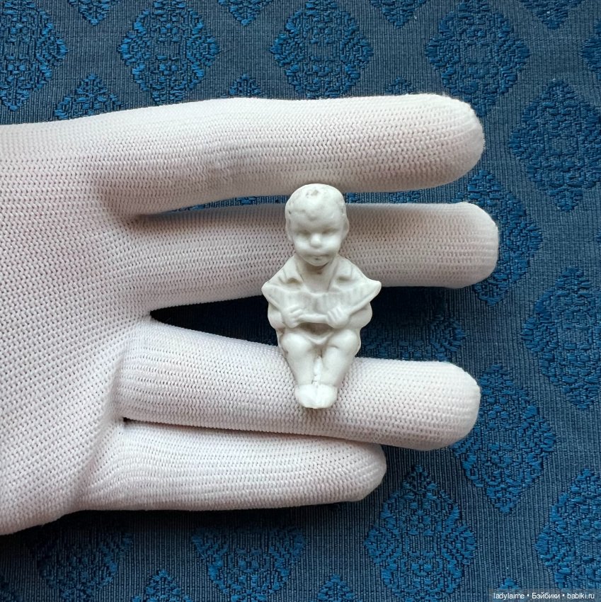 Антикварная фигурка - мальчик с арбузом (2) - 3,9 см