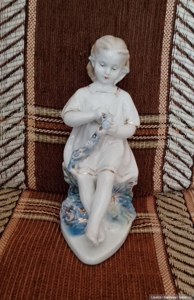 Статуэтка из фарфора "Девочка с венком". СССР