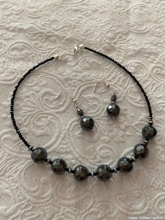 Комплект украшений из натуральных драгоценных камней: шпинели и гематита