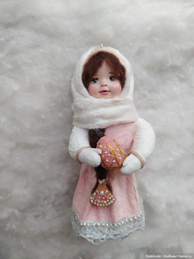 Ватная елочная игрушка девочка с яйцом Фаберже (фото 6)