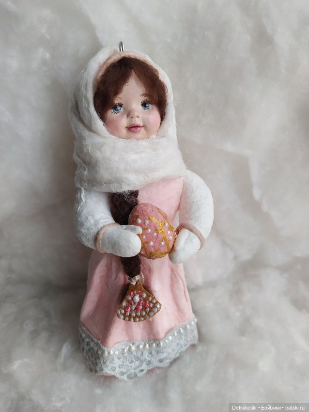 Ватная елочная игрушка девочка с яйцом Фаберже (фото 5)