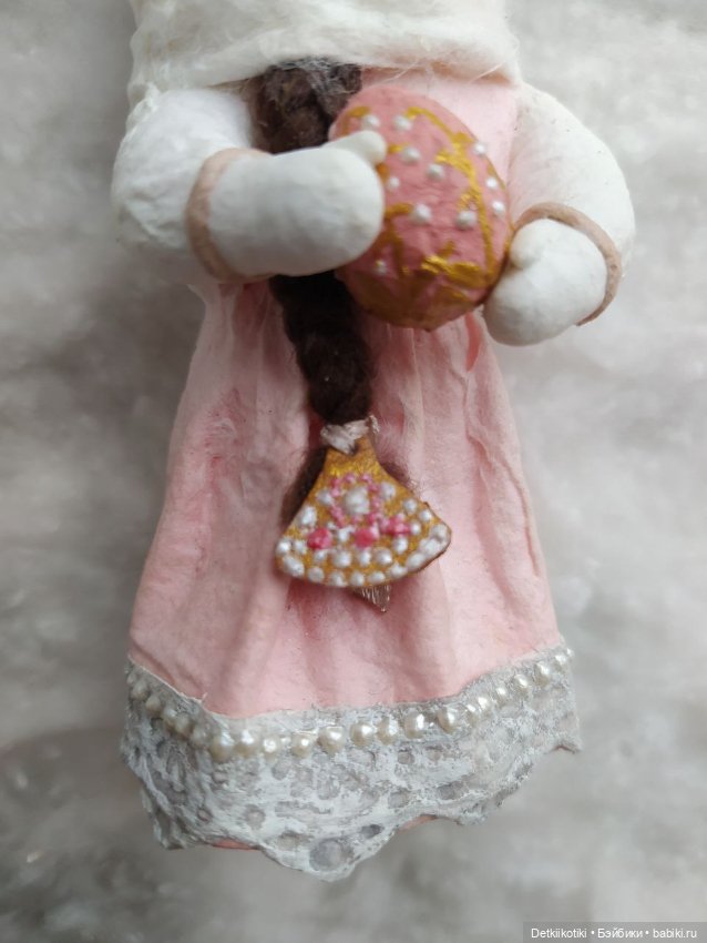 Ватная елочная игрушка девочка с яйцом Фаберже (фото 4)