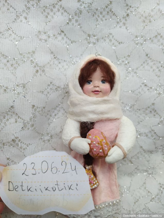 Ватная елочная игрушка девочка с яйцом Фаберже (фото 2)