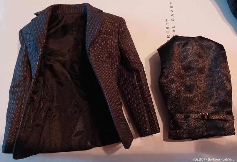 Hot Toys. Костюм Брюса Уэйнна и подставка для 1/6 (фото 3)