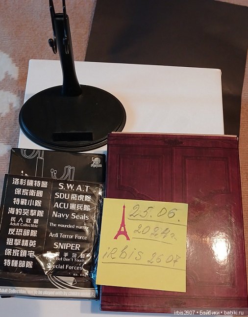 Hot Toys. Костюм Брюса Уэйнна и подставка для 1/6 (фото 7)