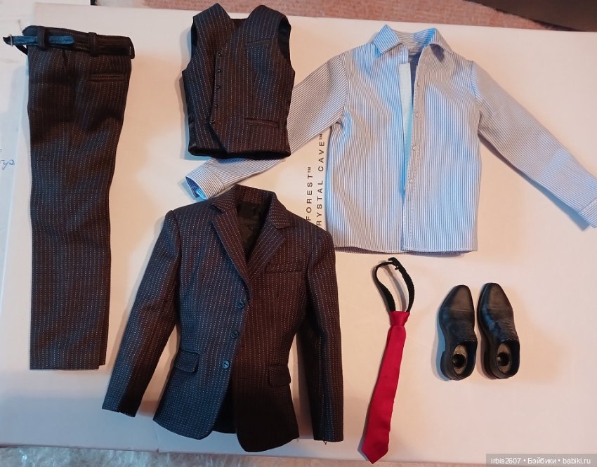 Hot Toys. Костюм Брюса Уэйнна и подставка для 1/6 (фото 2)