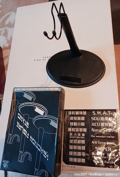 Hot Toys. Костюм Брюса Уэйнна и подставка для 1/6 (фото 6)